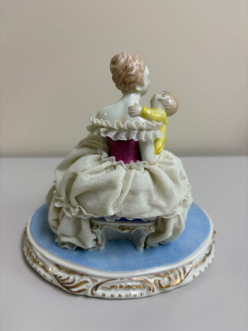 女性と子供の陶器フィギュア