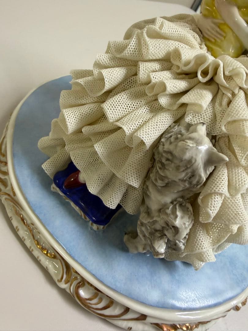 女性と子供の陶器フィギュア