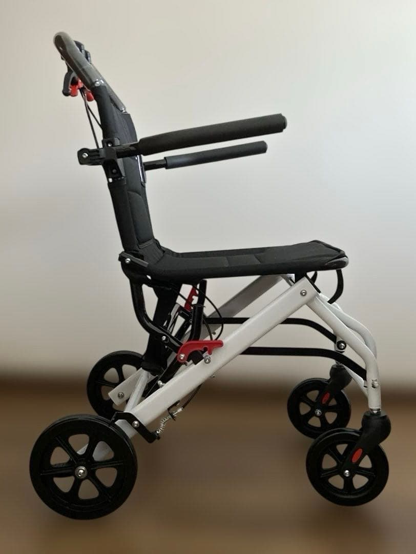 折りたたみ式黒い介助用車椅子