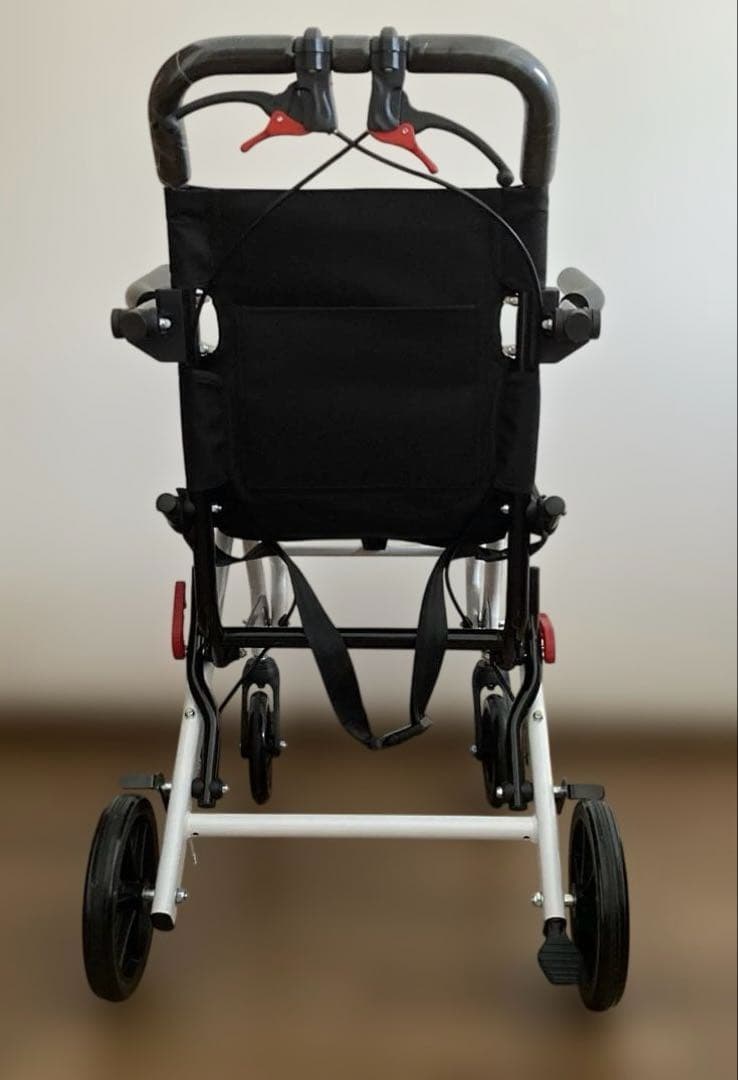 折りたたみ式黒い介助用車椅子