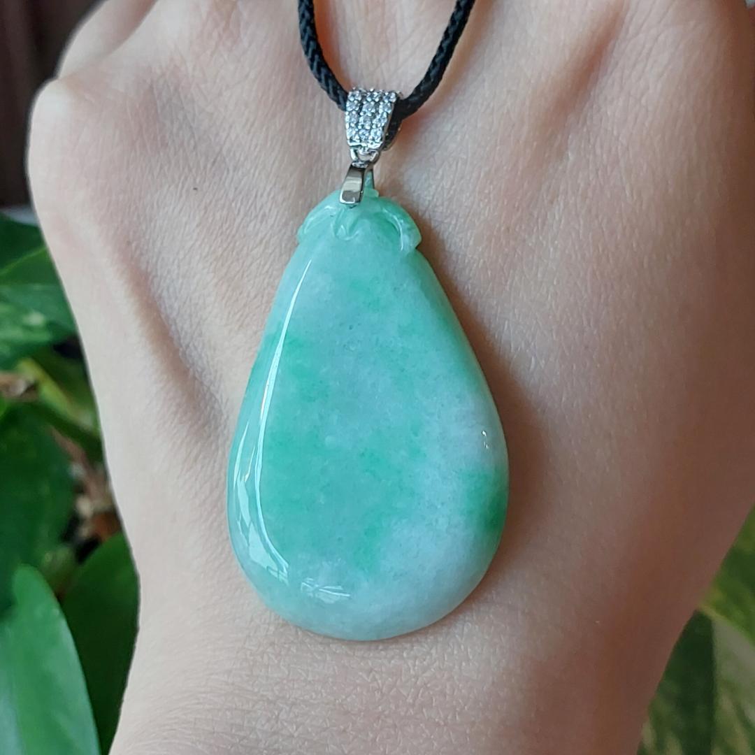 鑑別書付・無処理天然ミャンマー産本翡翠・陽緑ペンダント58163