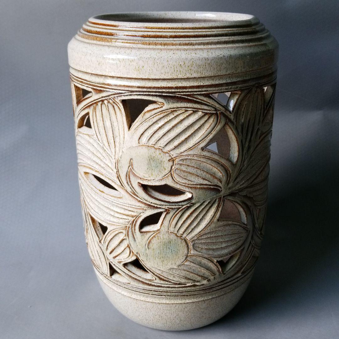 信楽焼傘立て  唐草彫 高さ４９cm