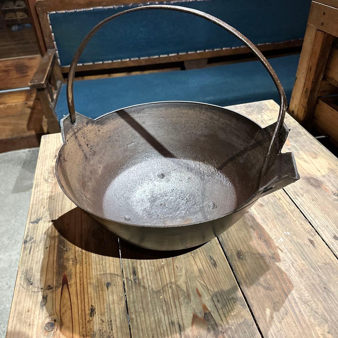 古い鉄製吊り鍋 注ぎ口付き / Antique Iron Pot 囲炉裏道具