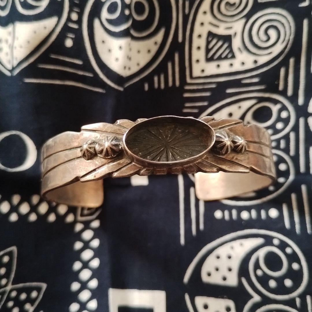 装飾的メタルカフブレスレット