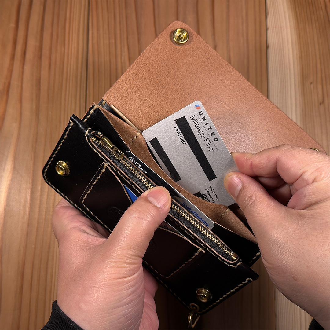 黒*げ様 昭南本ヌメ革 ロングトラッカーウォレット 丘染めブラック茶芯｜02