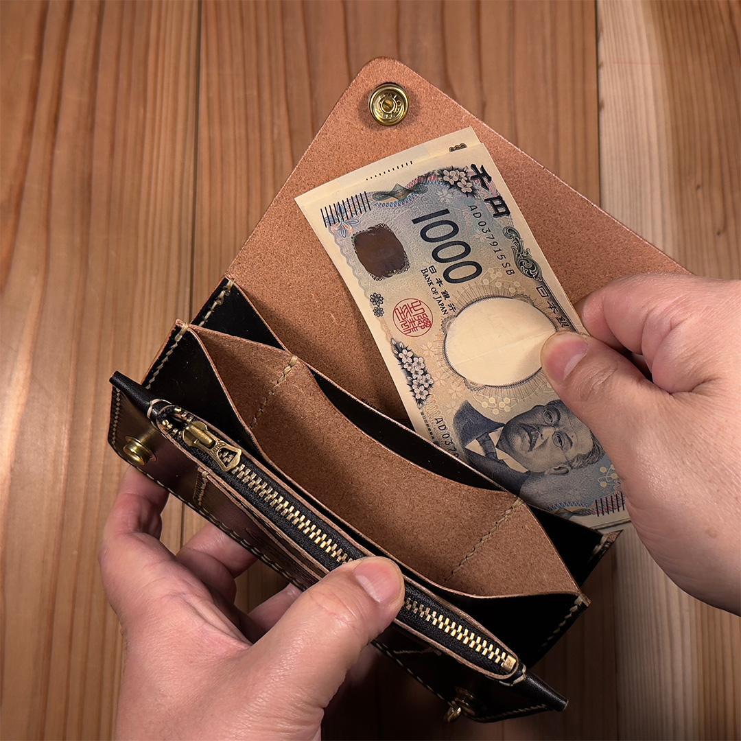 黒*げ様 昭南本ヌメ革 ロングトラッカーウォレット 丘染めブラック茶芯｜02