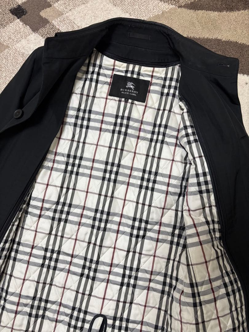 黒のトレンチコート チェック柄裏地