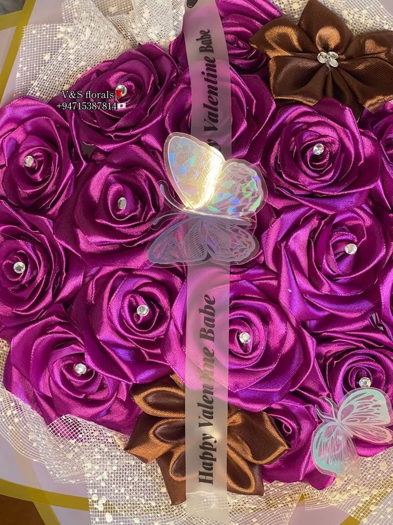 バレンタインデー用紫色サテンローズ花束