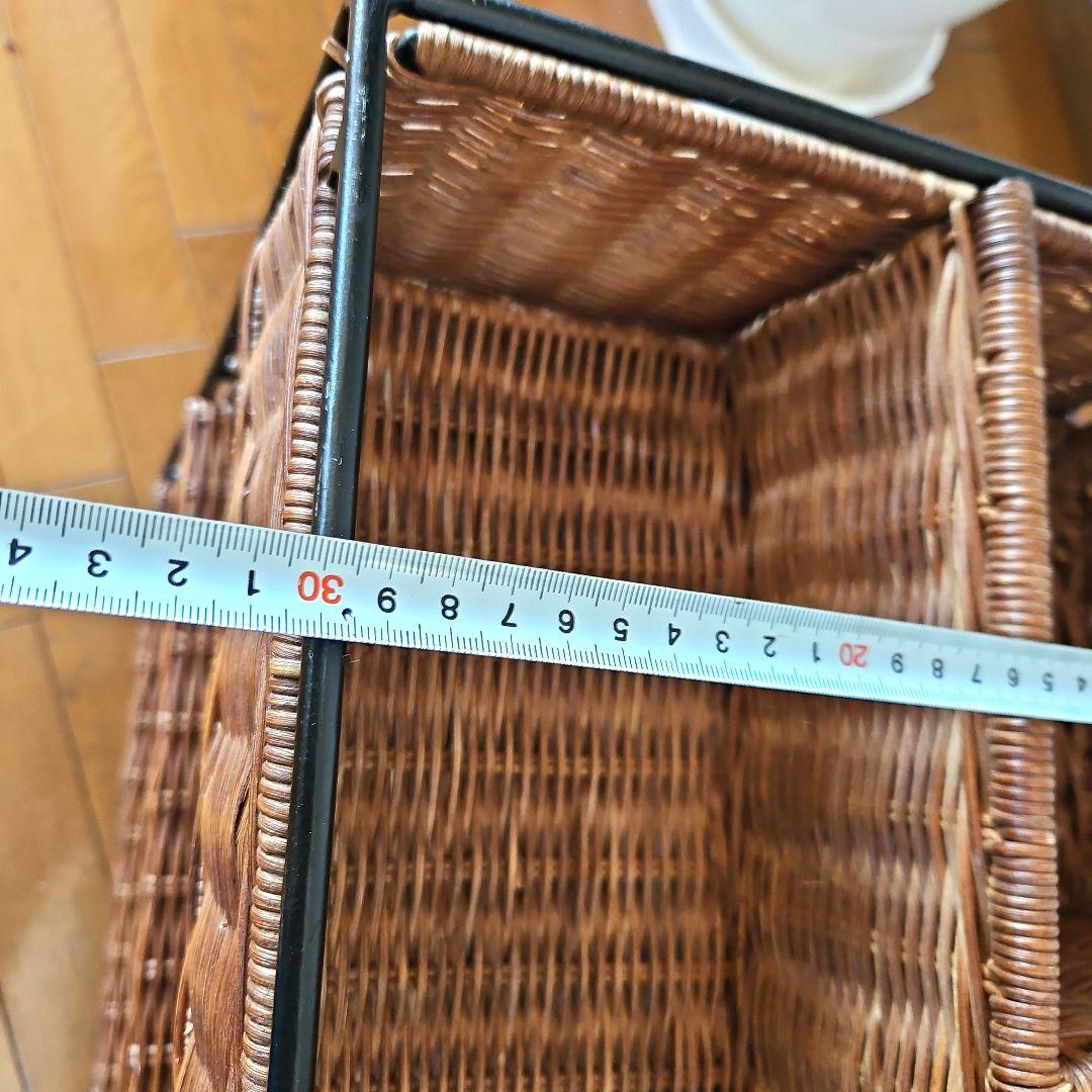 ラタン調　天然素材　アイアン　ワゴン　ラック　キャスター付き　花台　３段