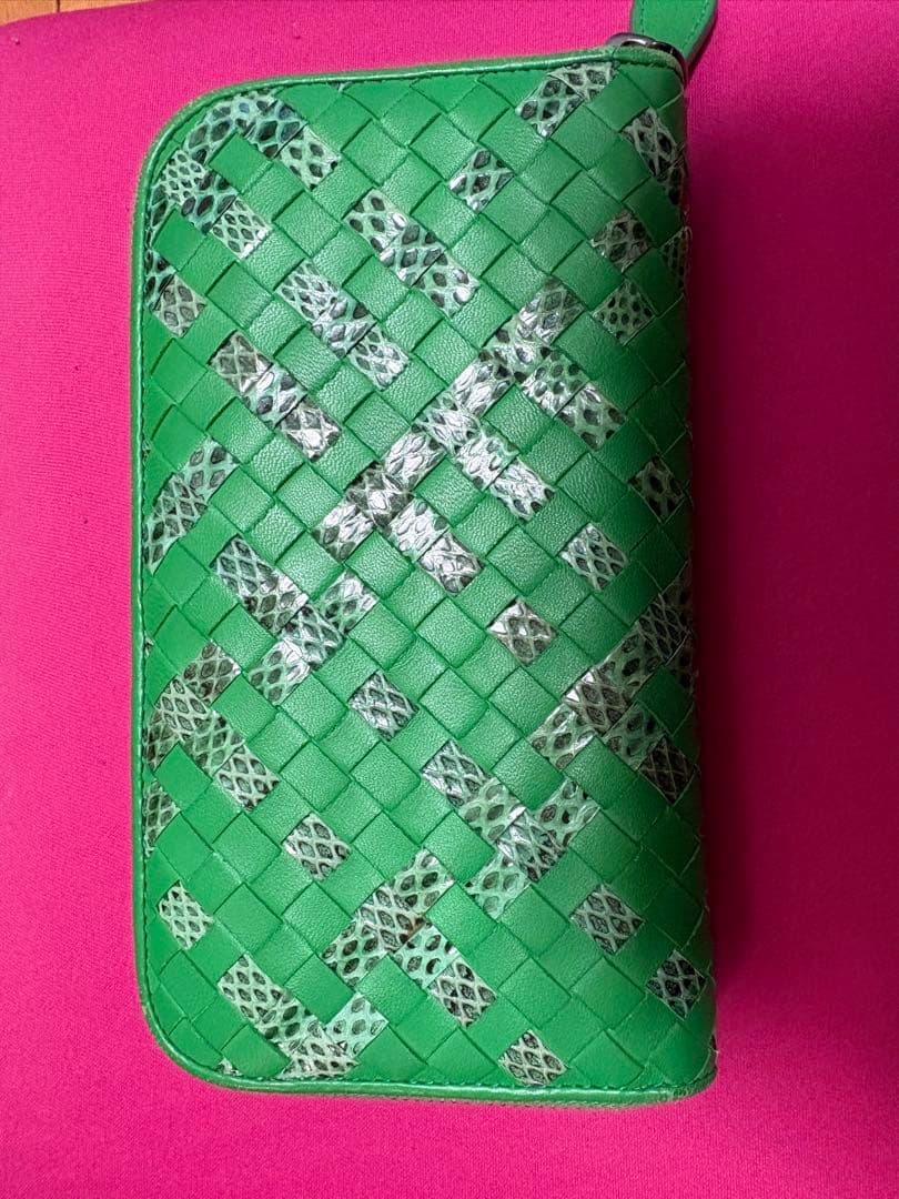 希少　ボッテガヴェネタ 長財布　正規品　イントレチャート　緑　パイソン 美品