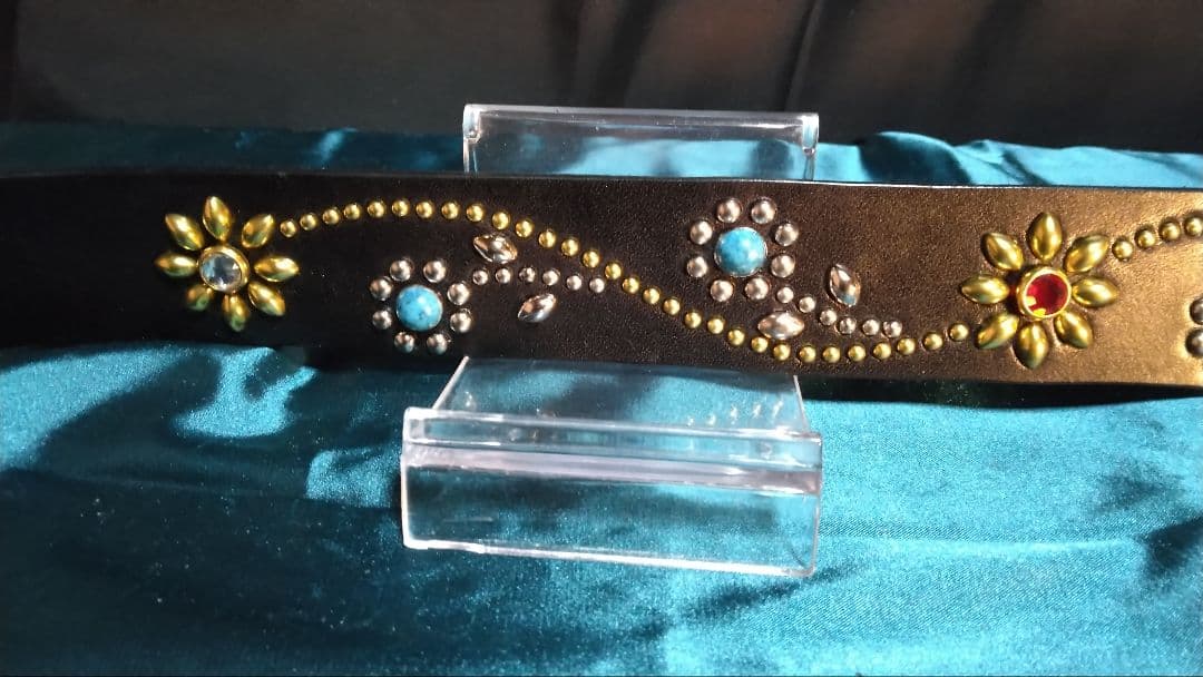 栃木レザーツタ＆フラワー　スタッズベルト　ブラック　ニッケル＆ブラス