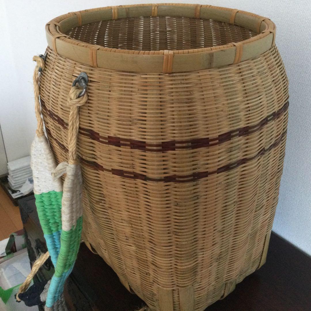 竹製の背負子です。　新品ではありませんが蔵に収納していた物で未使用品です。