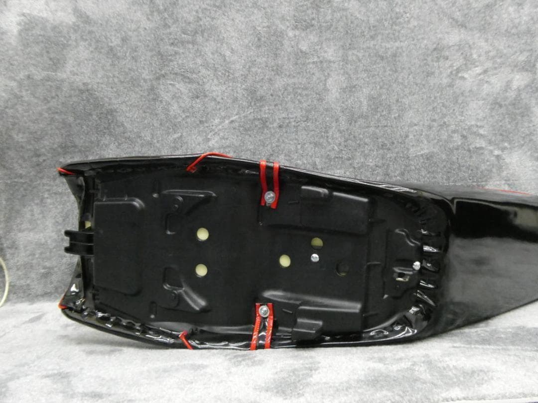 ＮＣ３９　ＮＣ４２　黒赤エナ　三段シート　５０ｃｍ/ CB400SF