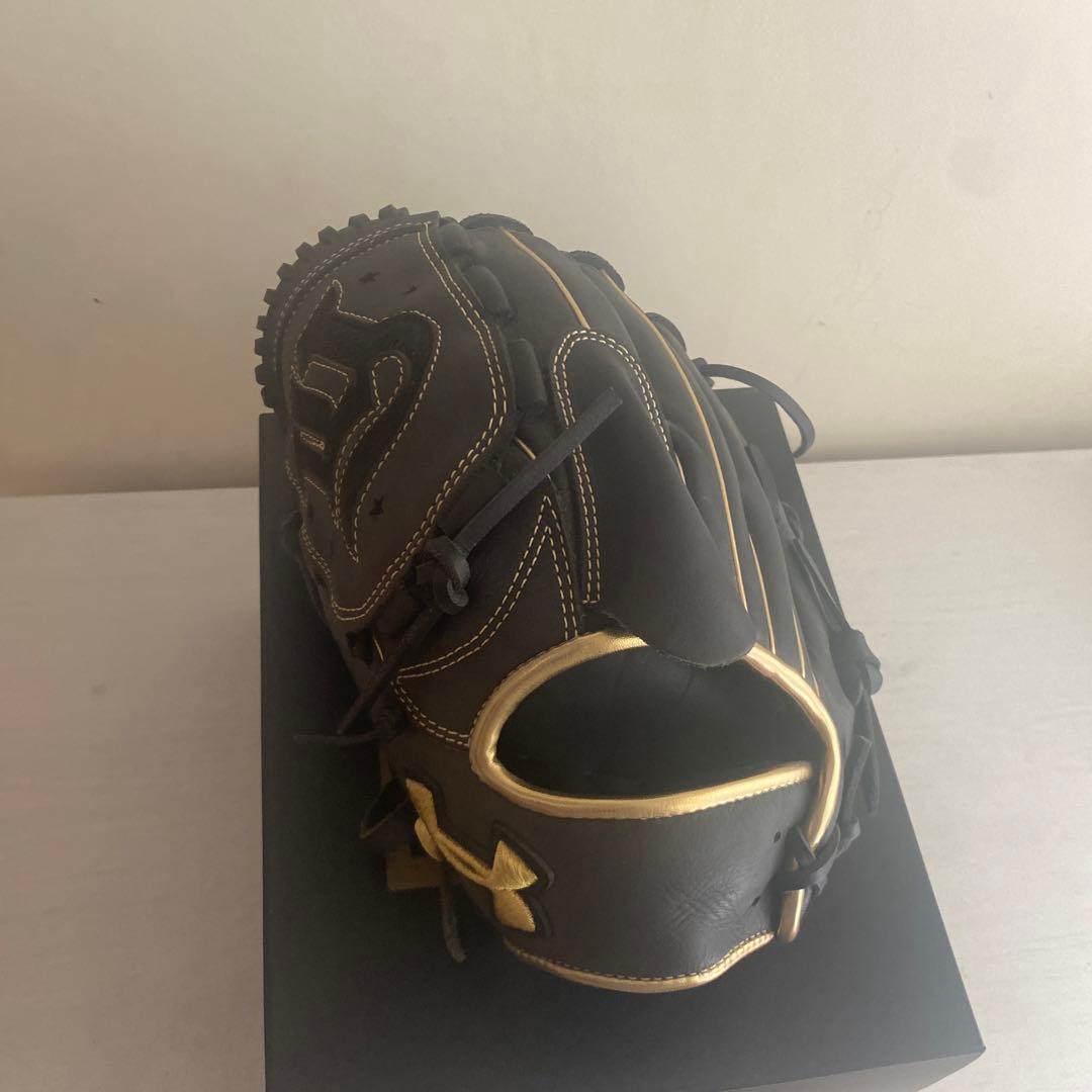 山﨑康晃 グローブ アンダーアーマー