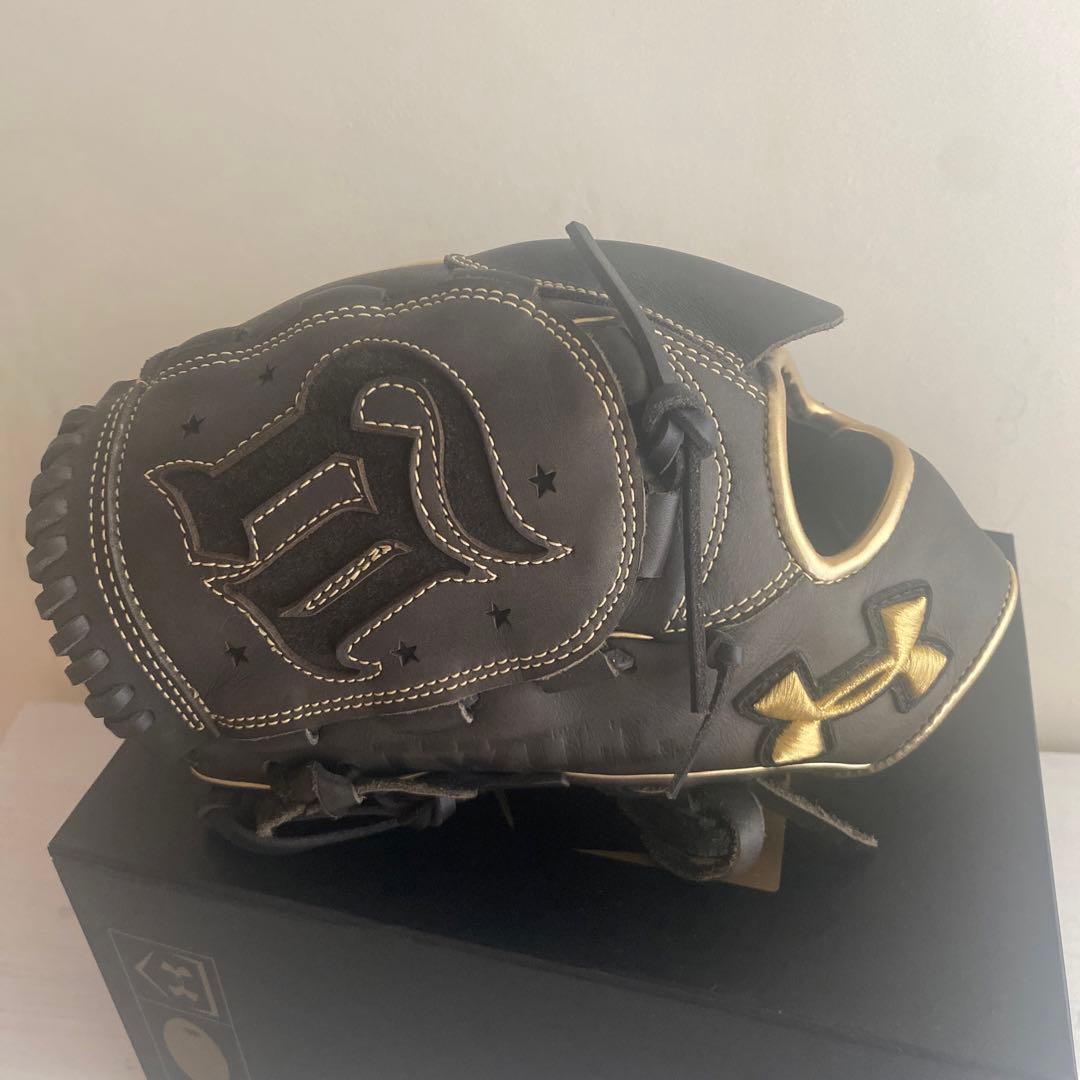 山﨑康晃 グローブ アンダーアーマー