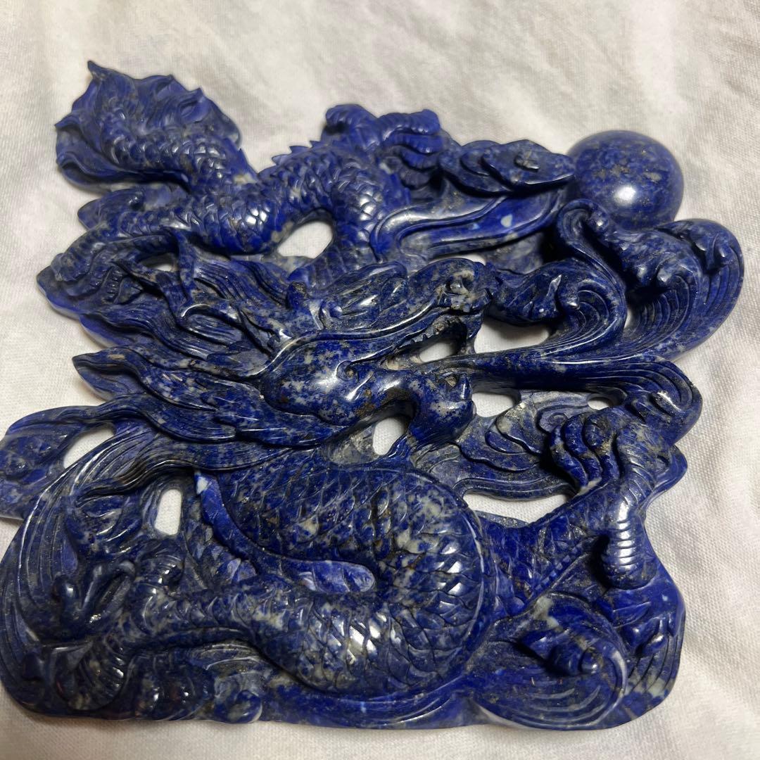 ラピスラズリでできた龍の彫刻です　風水