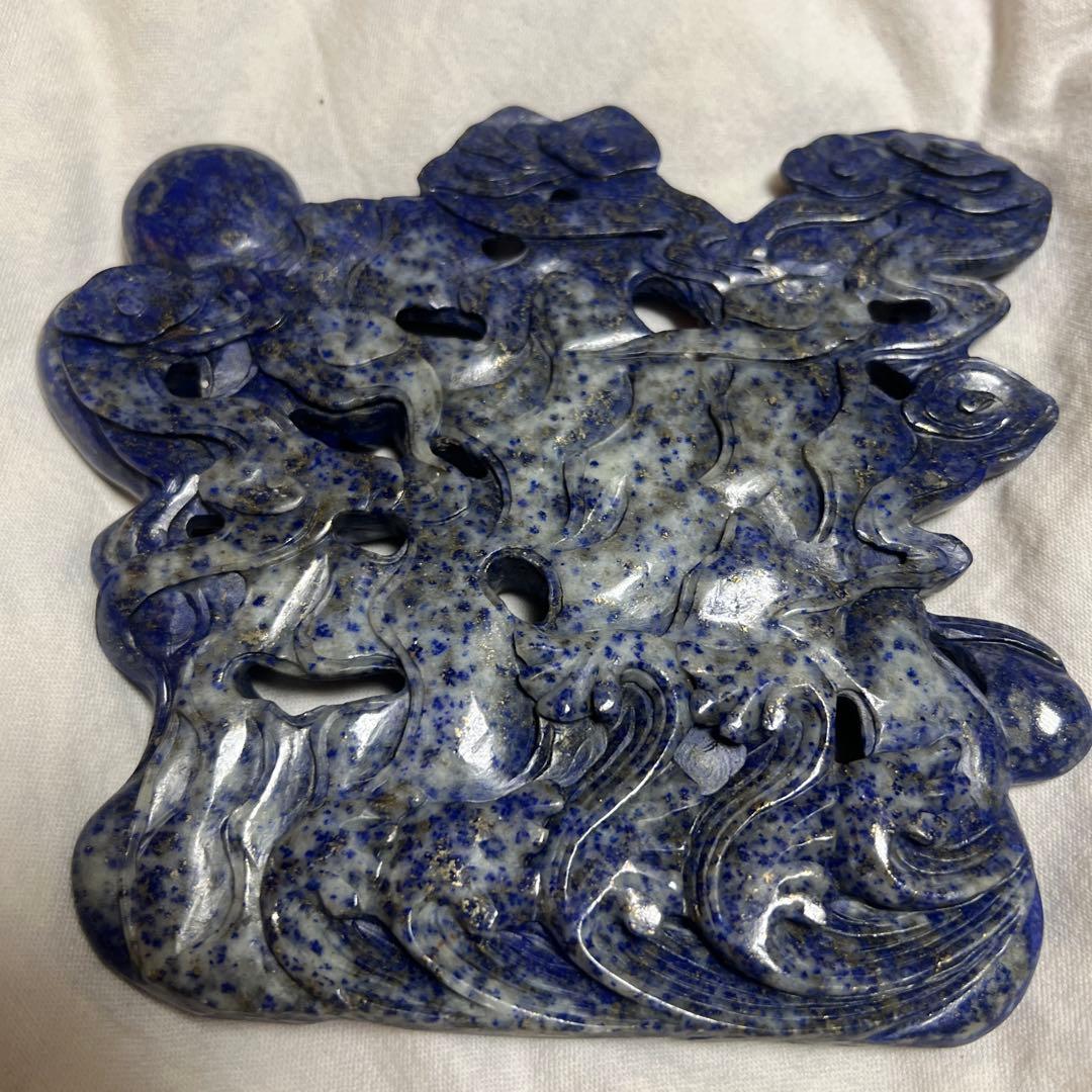 ラピスラズリでできた龍の彫刻です　風水