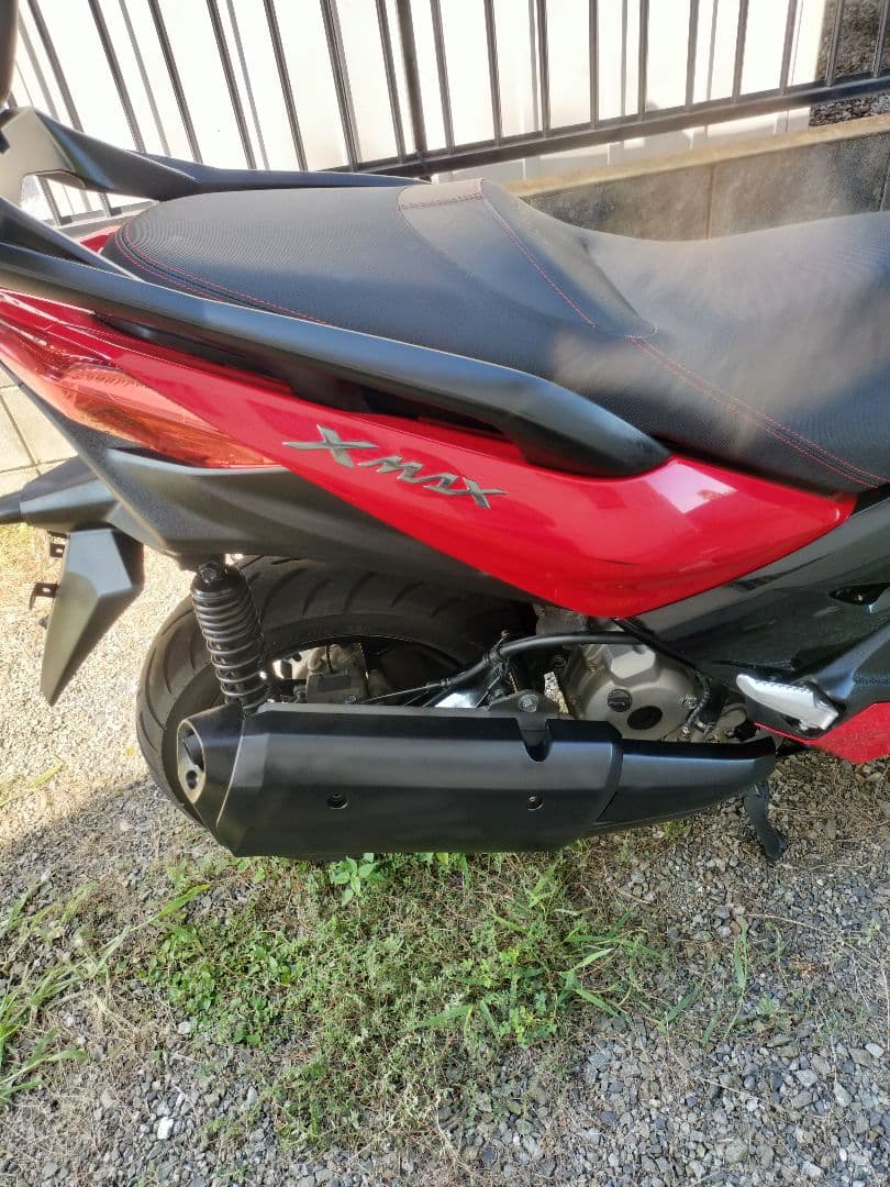 ヤマハXMAX250　赤いカウルとアシストグリップのみ