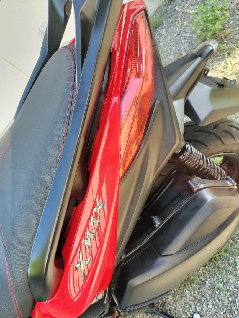 ヤマハXMAX250　赤いカウルとアシストグリップのみ