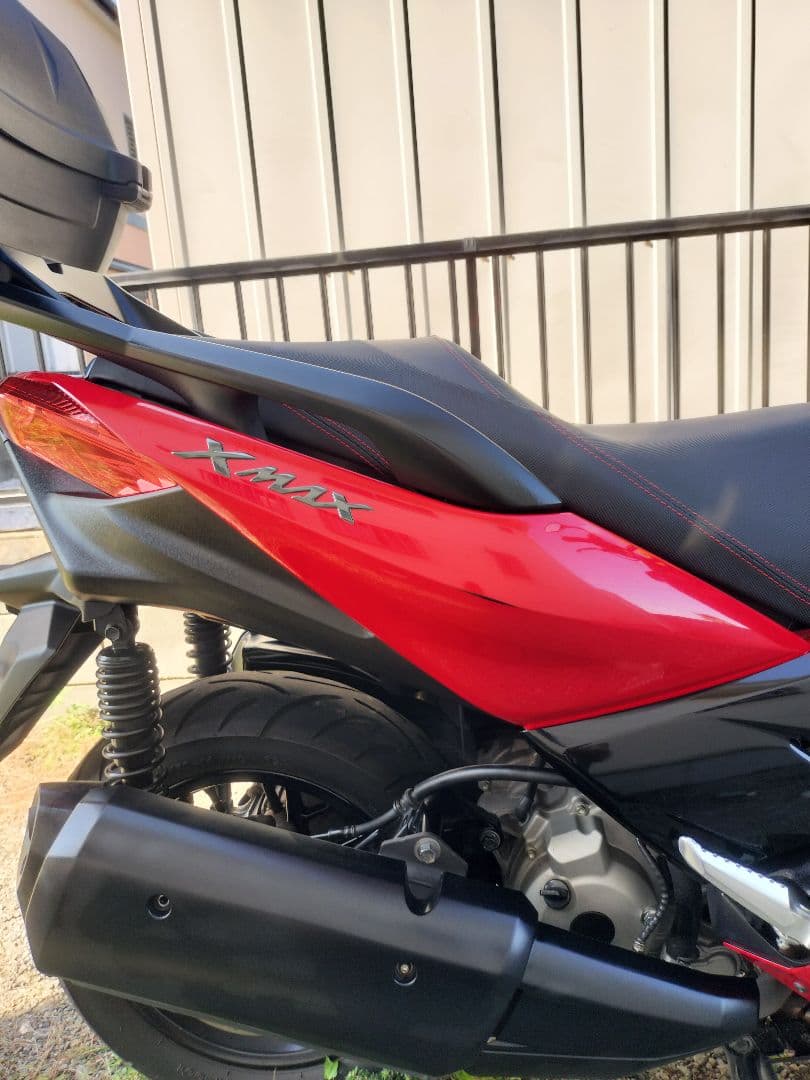 ヤマハXMAX250　赤いカウルとアシストグリップのみ