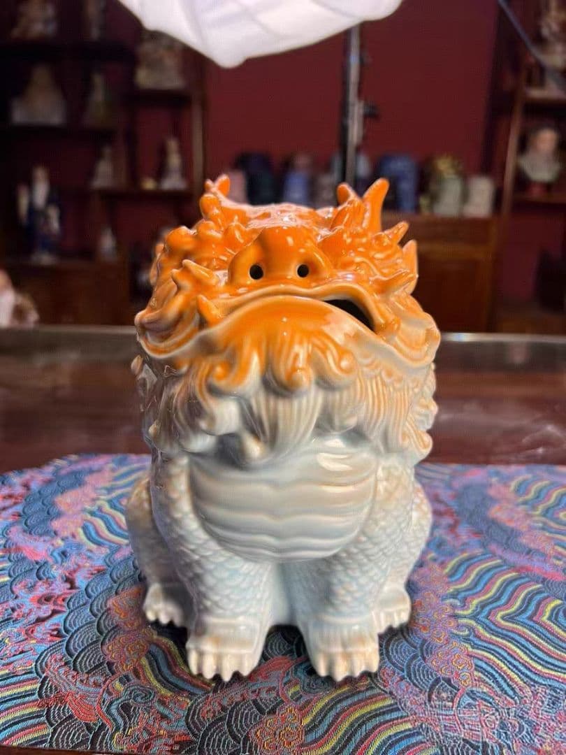 純手作りで焼かれた陶磁器の麒麟は