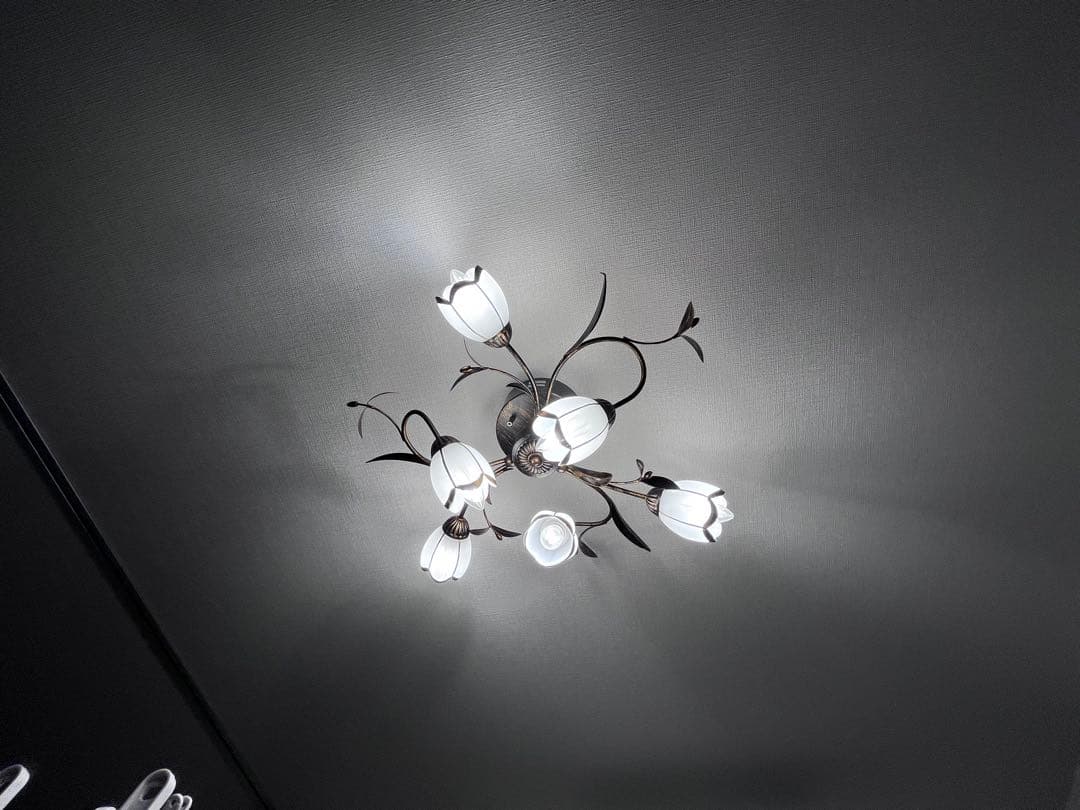 花の形状の6灯シャンデリア　アンティーク　シーリングライト