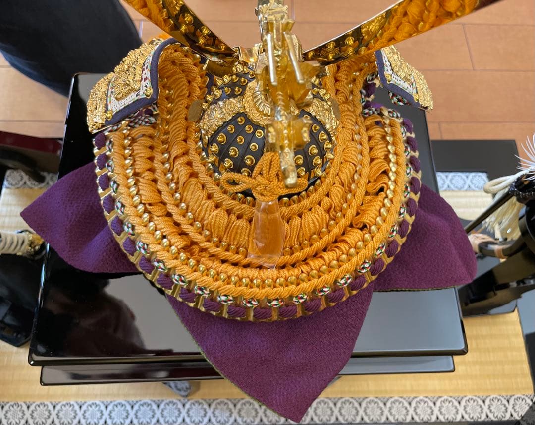 五月人形　秀月本金箔押兜飾り　屏風・台座付き　全て購入時の箱入り　美品