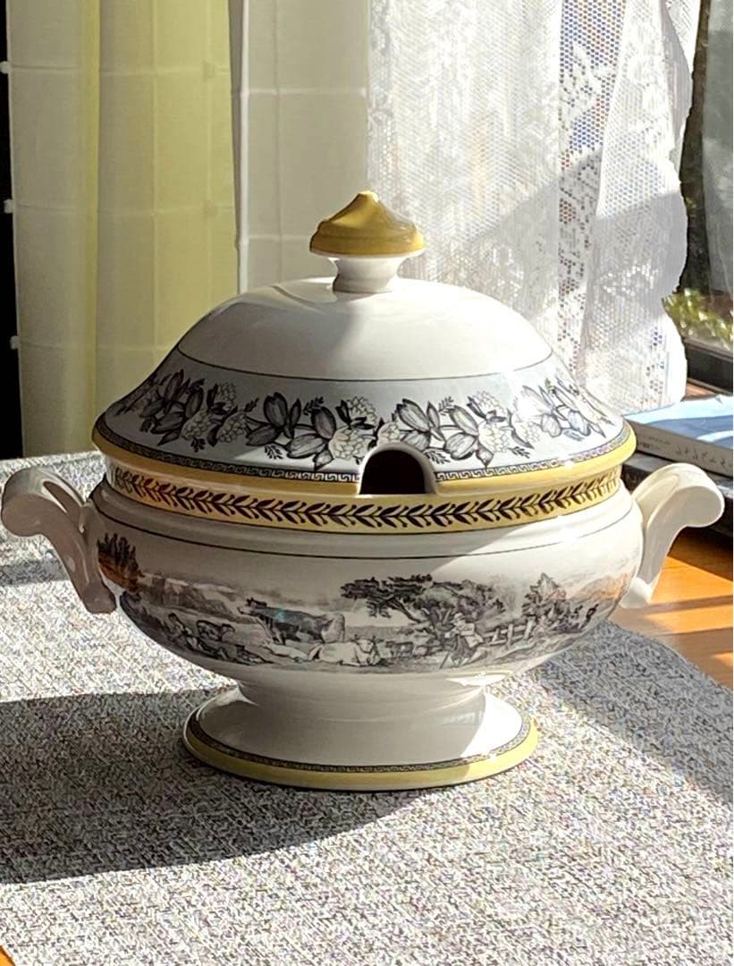Villeroy & Boch Audun蓋付きオーダンベジタブルチュリーン。