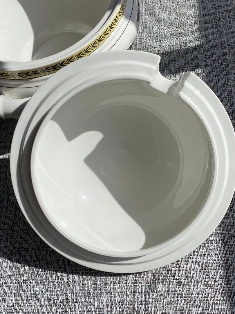 Villeroy & Boch Audun蓋付きオーダンベジタブルチュリーン。