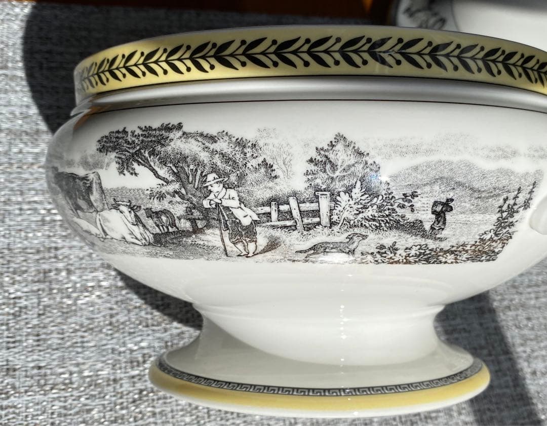 Villeroy & Boch Audun蓋付きオーダンベジタブルチュリーン。