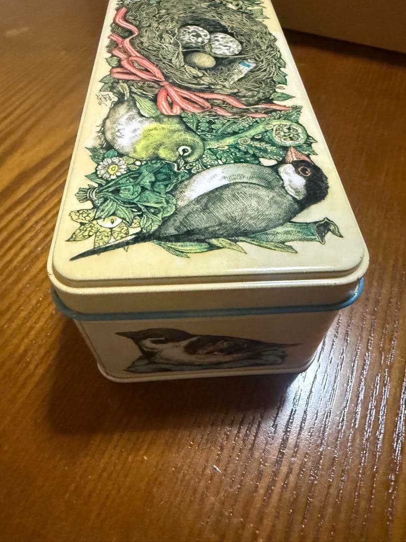 2016年ヒグチユウコ×ホルベインコラボ　角缶
