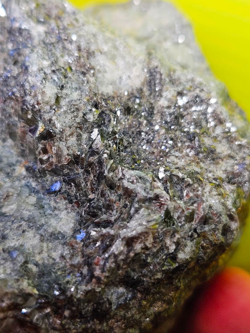 ロシア産 エメラルド原石 フェナカイト共生の可能性