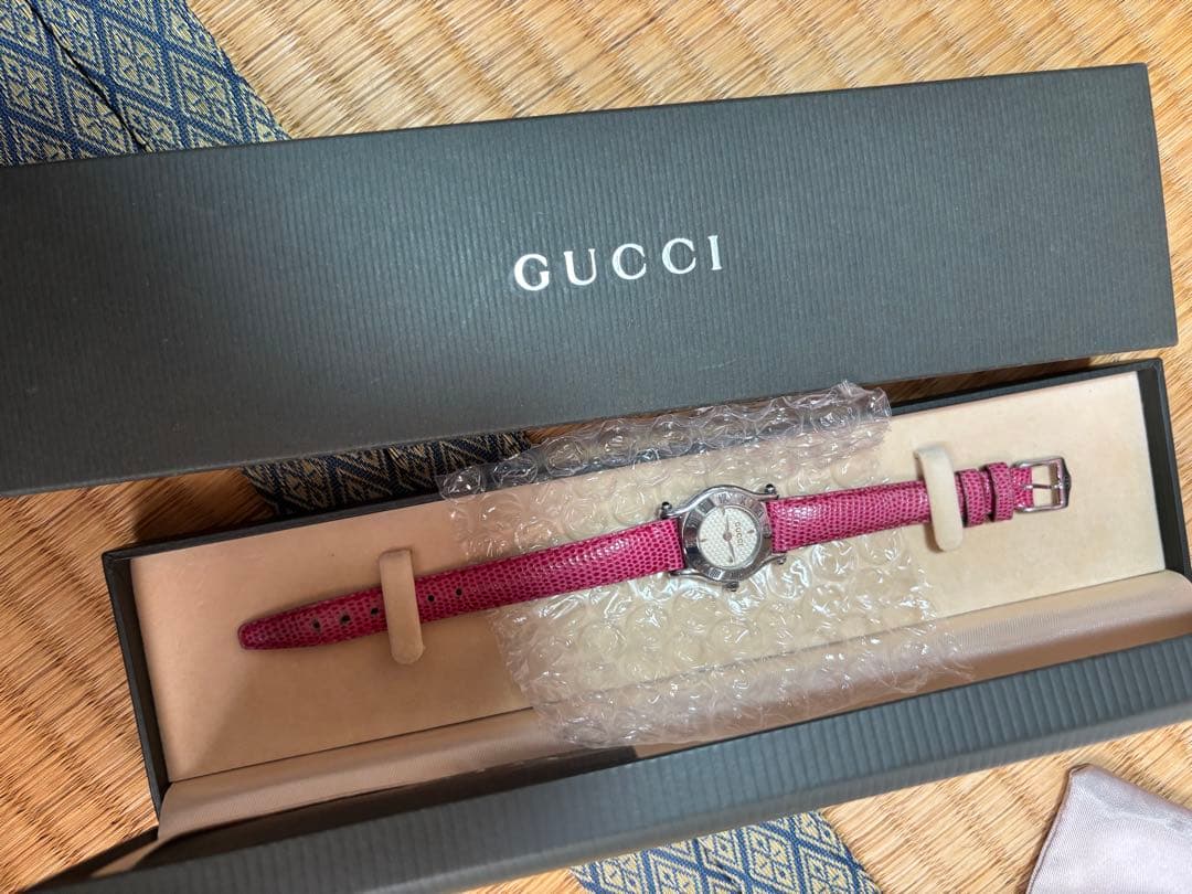 GUCCI ピンク レザー腕時計