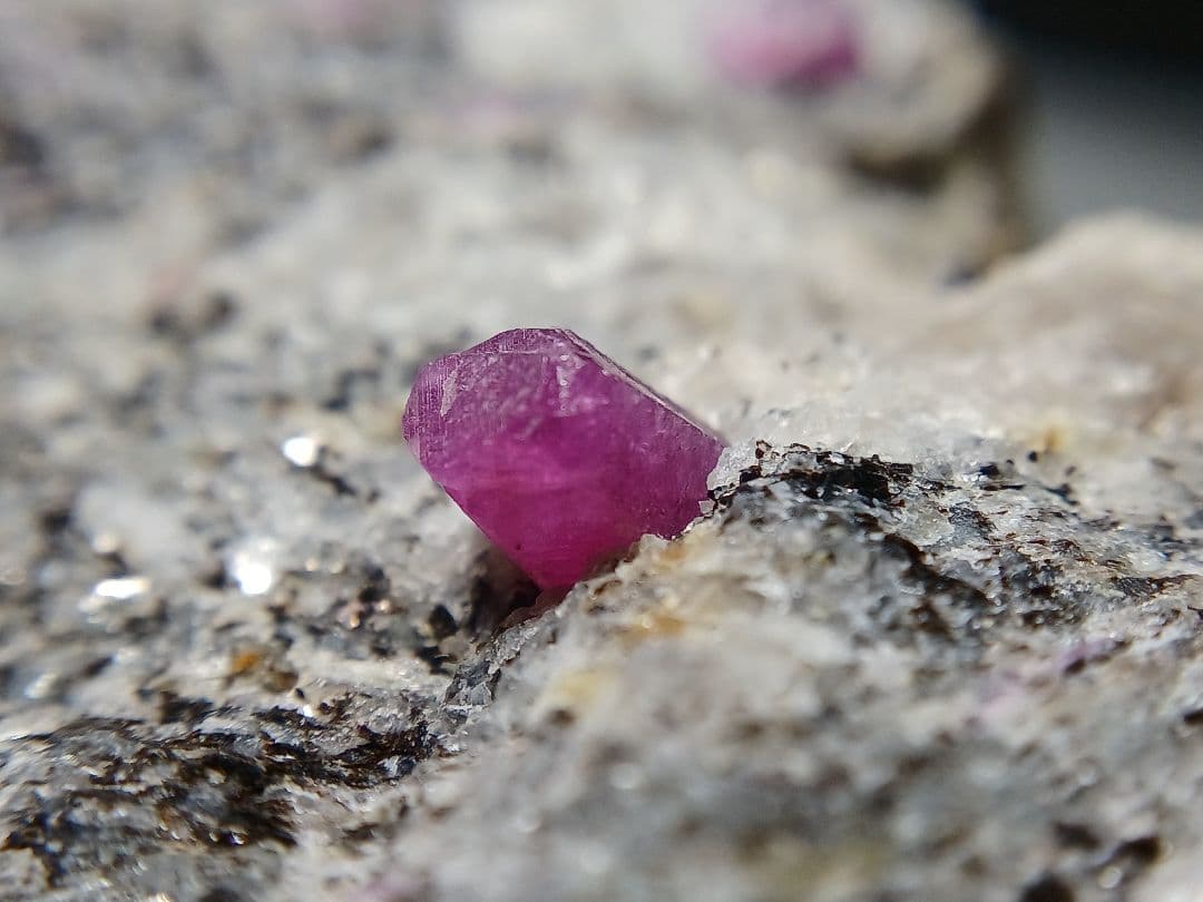 母岩付き　ルビー　1.6kg　原石　コランダム　鉱物標本