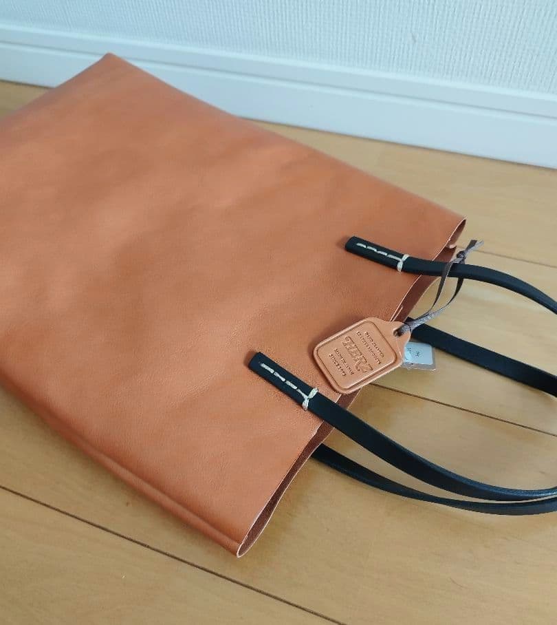 【新品未使用】HERZ ソフト革のトートバッグ・縦型 T-205 キャメル