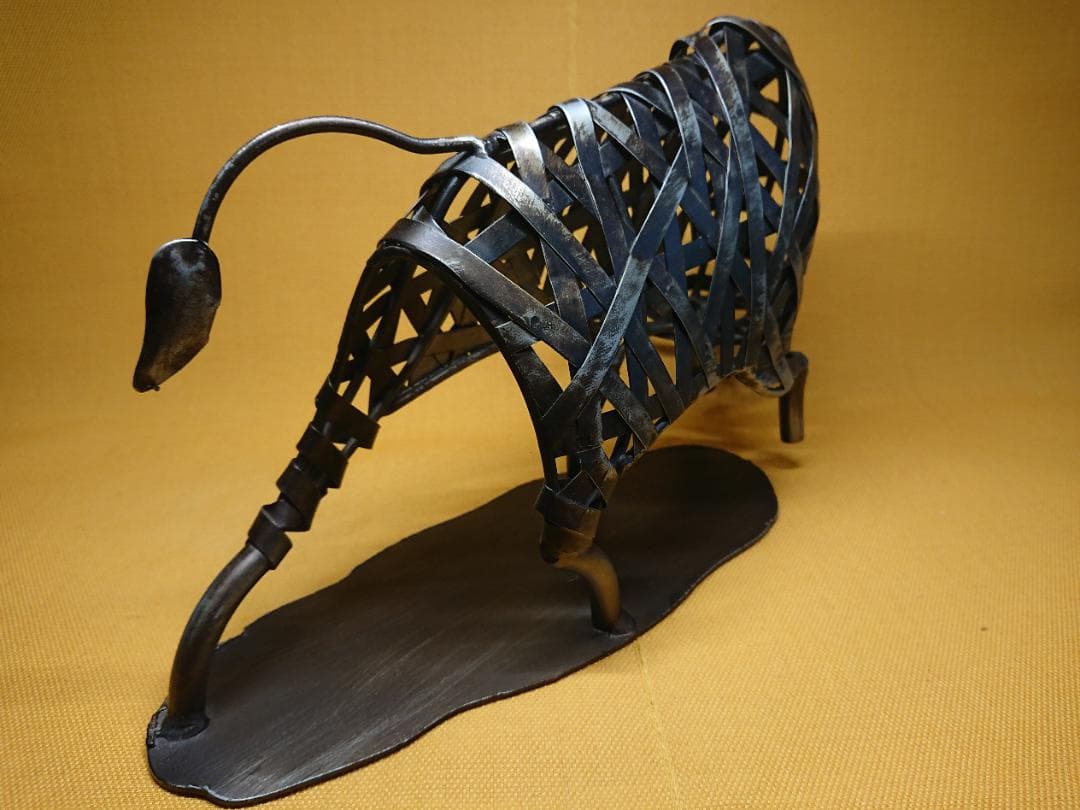 【美品】牛　闘牛　猛牛　現代アート　金属　置物　インテリア　工芸品　A1023