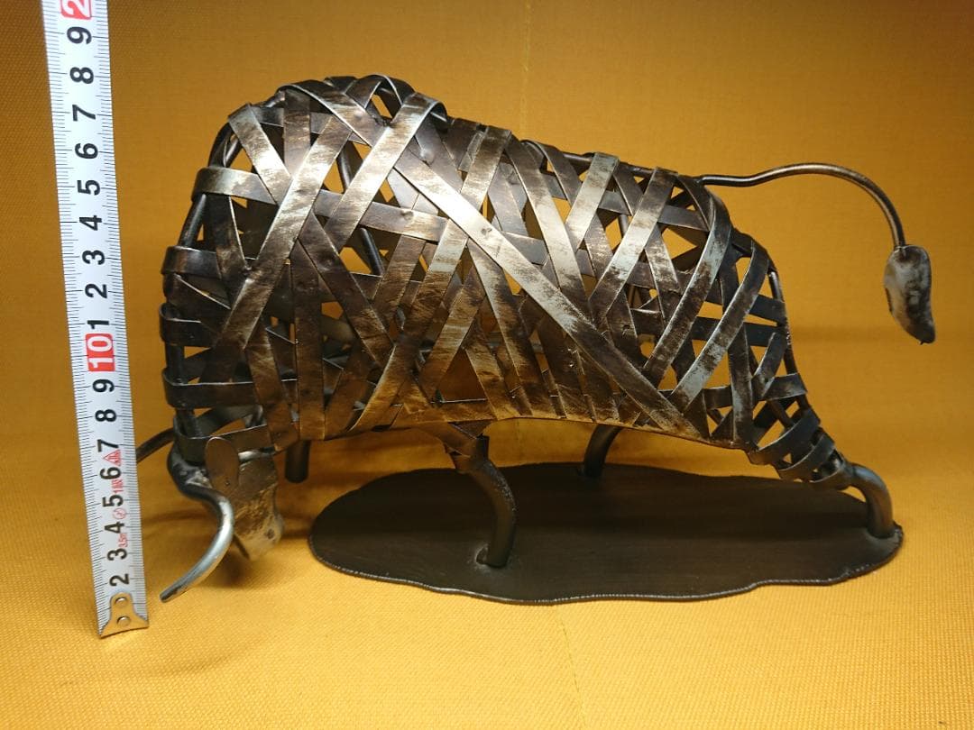 【美品】牛　闘牛　猛牛　現代アート　金属　置物　インテリア　工芸品　A1023