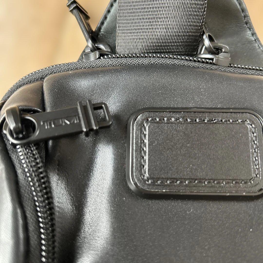 TUMI 96303214D0黒 レザー スリングバッグ