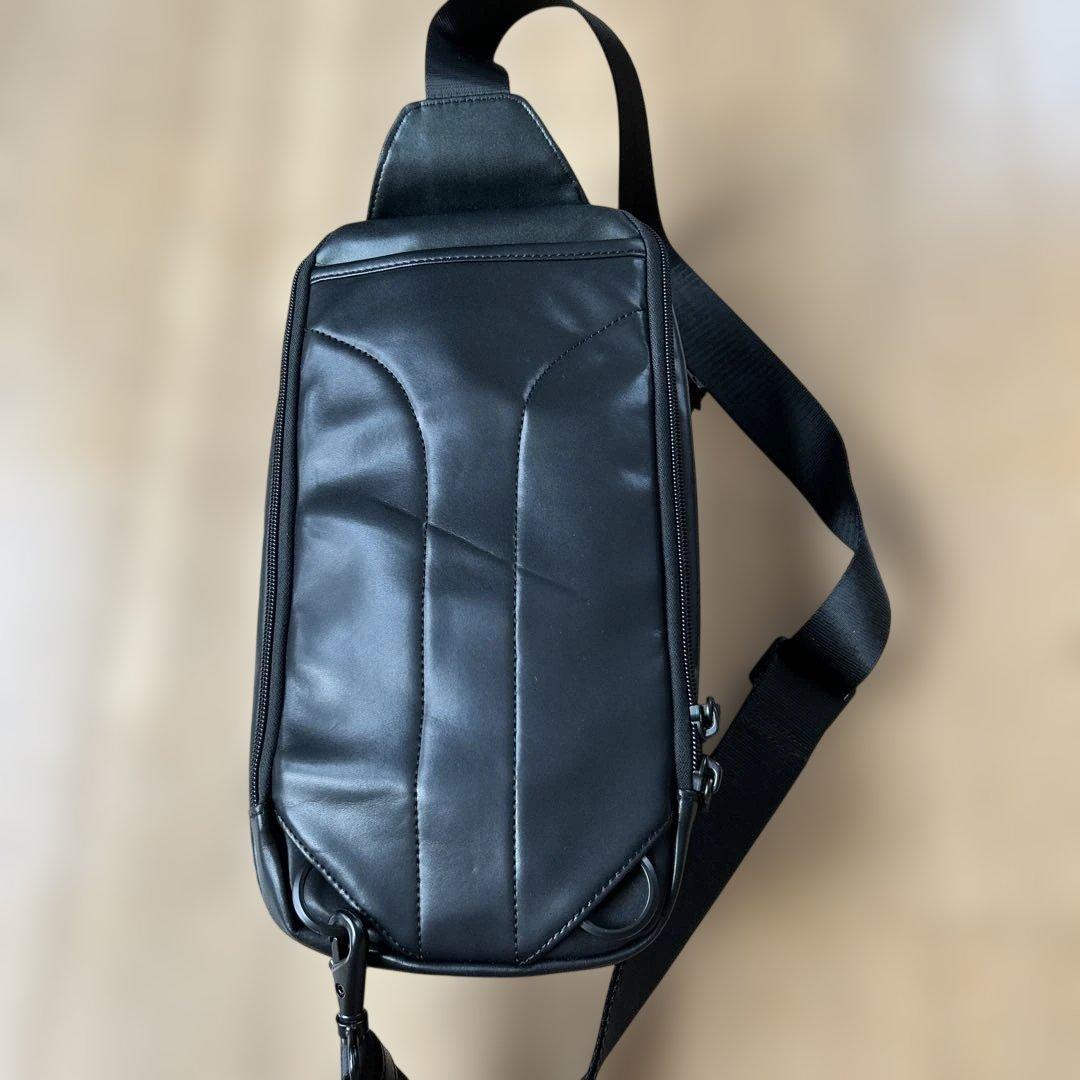 TUMI 96303214D0黒 レザー スリングバッグ