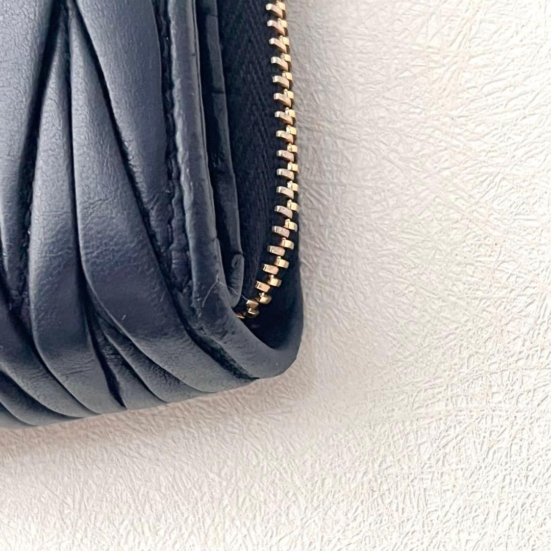 MIUMIU マテラッセ 二つ折り財布 ネイビー ラウンドジップ　0203-②