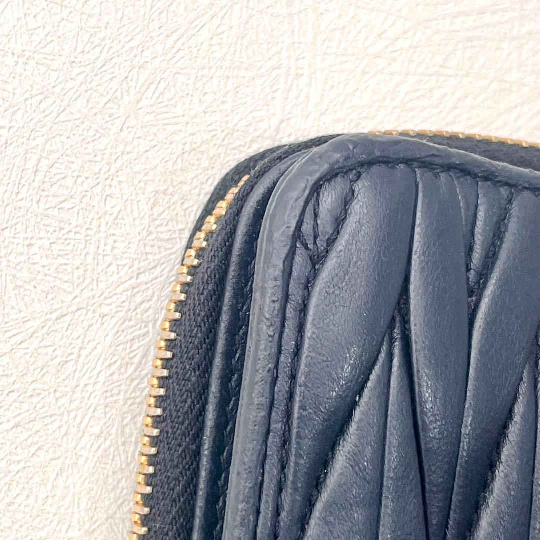 MIUMIU マテラッセ 二つ折り財布 ネイビー ラウンドジップ　0203-②