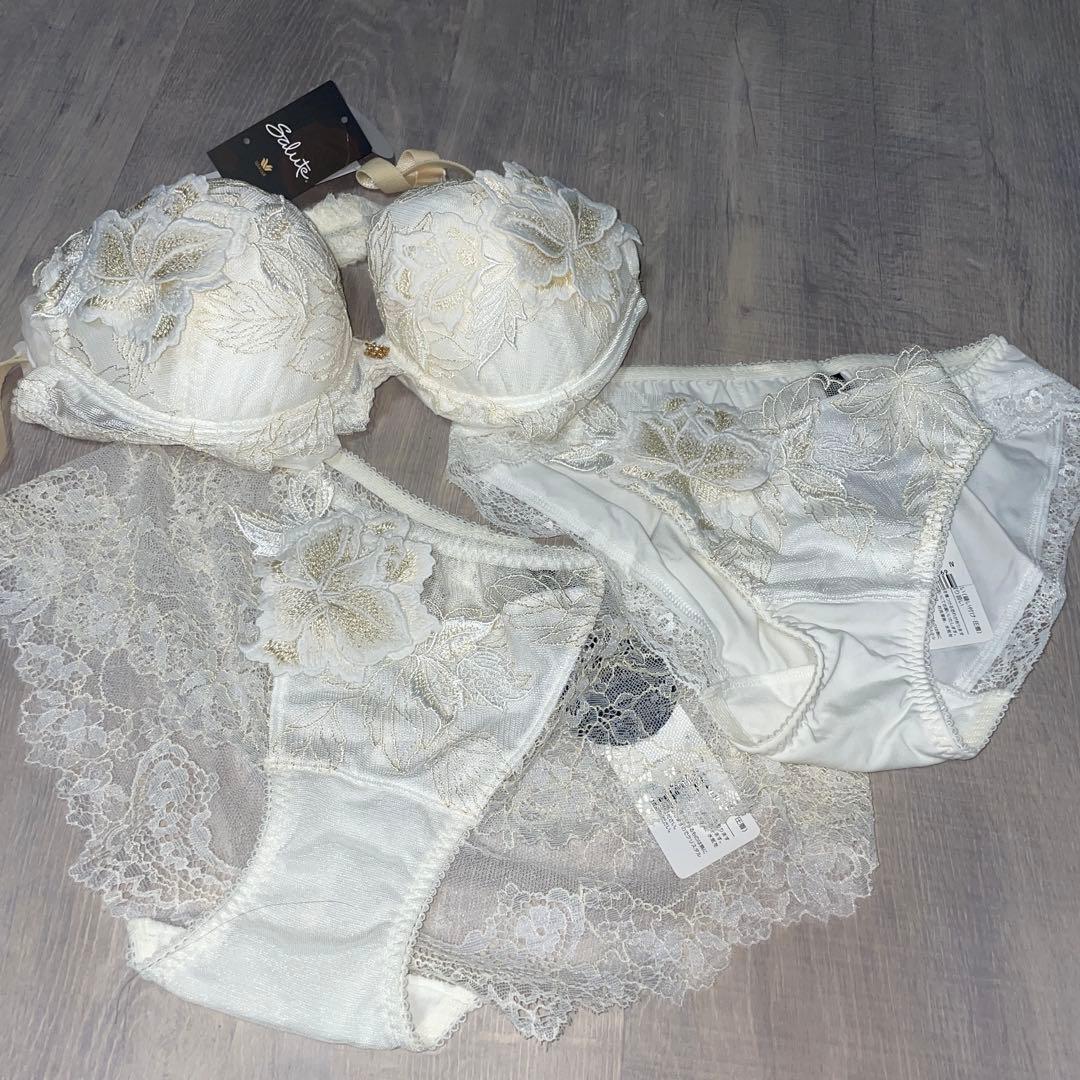花柄刺繍 ホワイト ブラジャーショーツ２枚セットワコール　salute