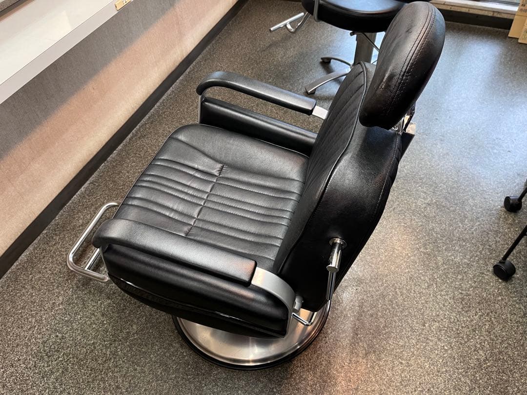 美容室椅子￼ 引き取り可　油圧式上下 回転、　￼リクライニングします￼