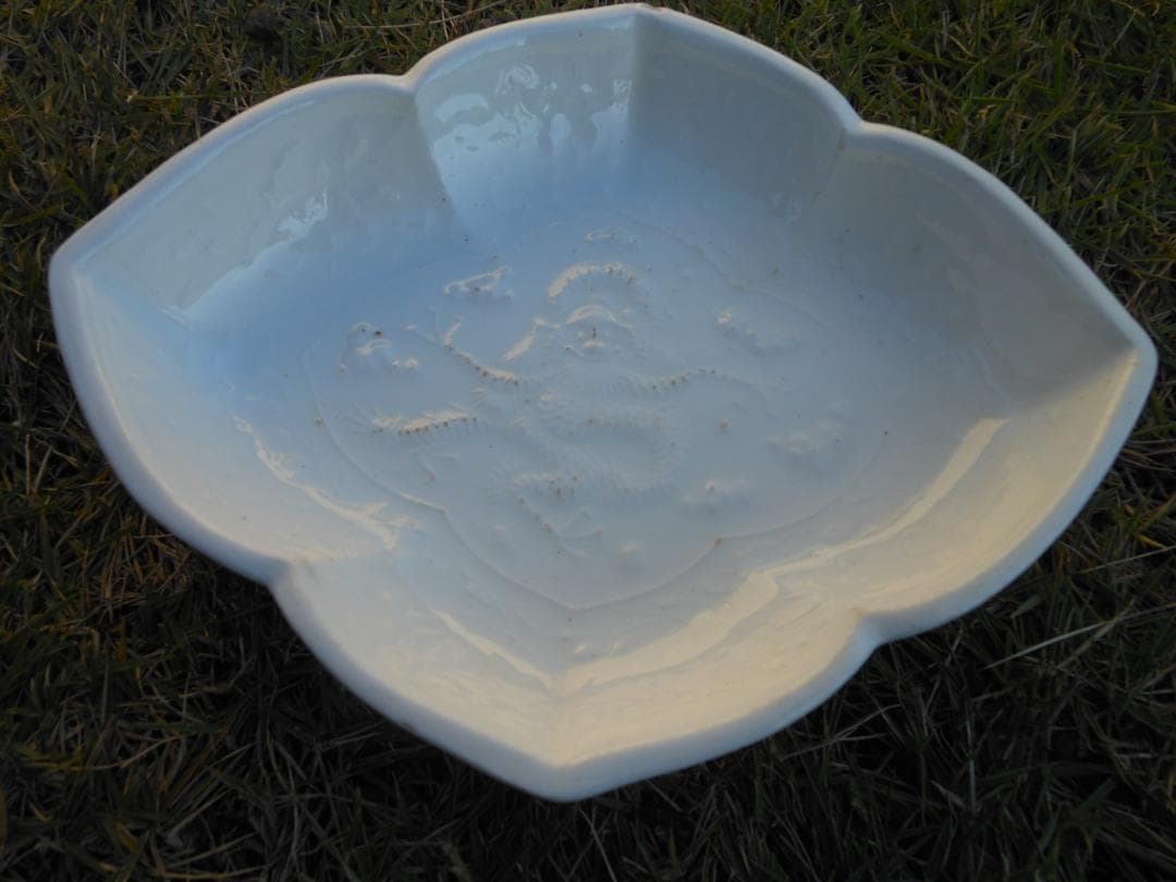 皿　白色　陽刻　龍図　木瓜型　古美術 時代物 和食器