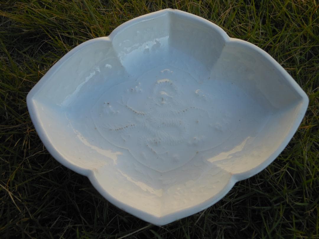 皿　白色　陽刻　龍図　木瓜型　古美術 時代物 和食器