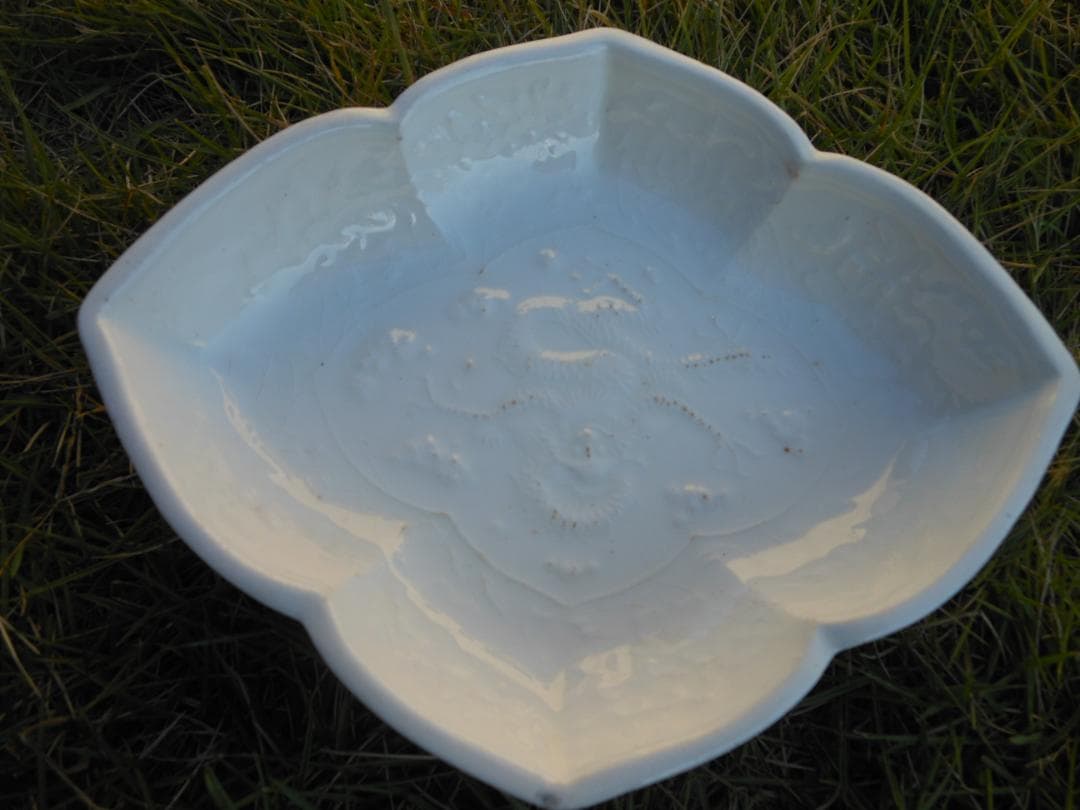 皿　白色　陽刻　龍図　木瓜型　古美術 時代物 和食器