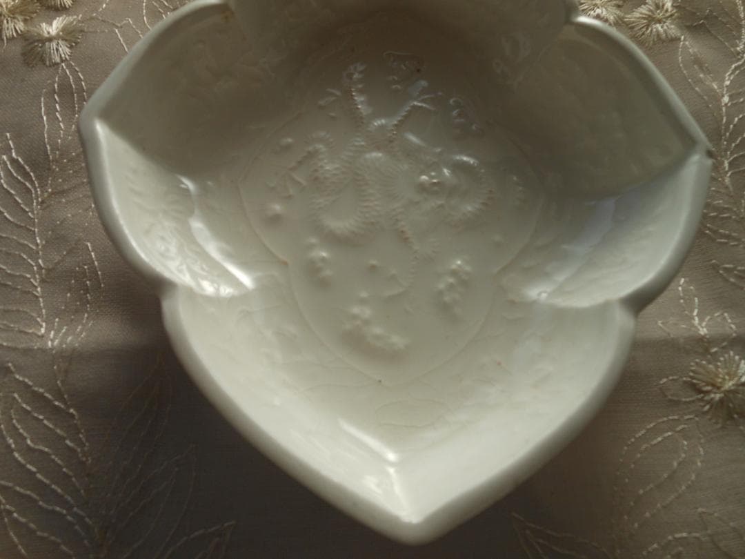 皿　白色　陽刻　龍図　木瓜型　古美術 時代物 和食器