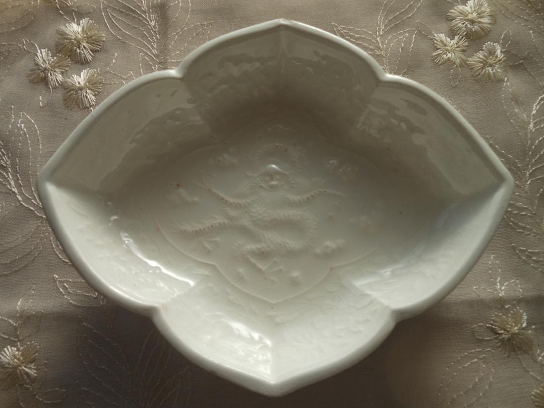 皿　白色　陽刻　龍図　木瓜型　古美術 時代物 和食器