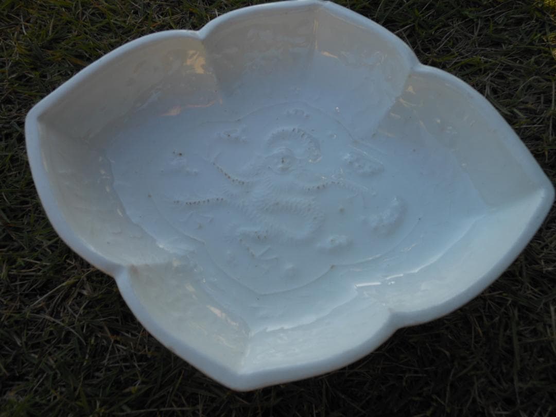 皿　白色　陽刻　龍図　木瓜型　古美術 時代物 和食器