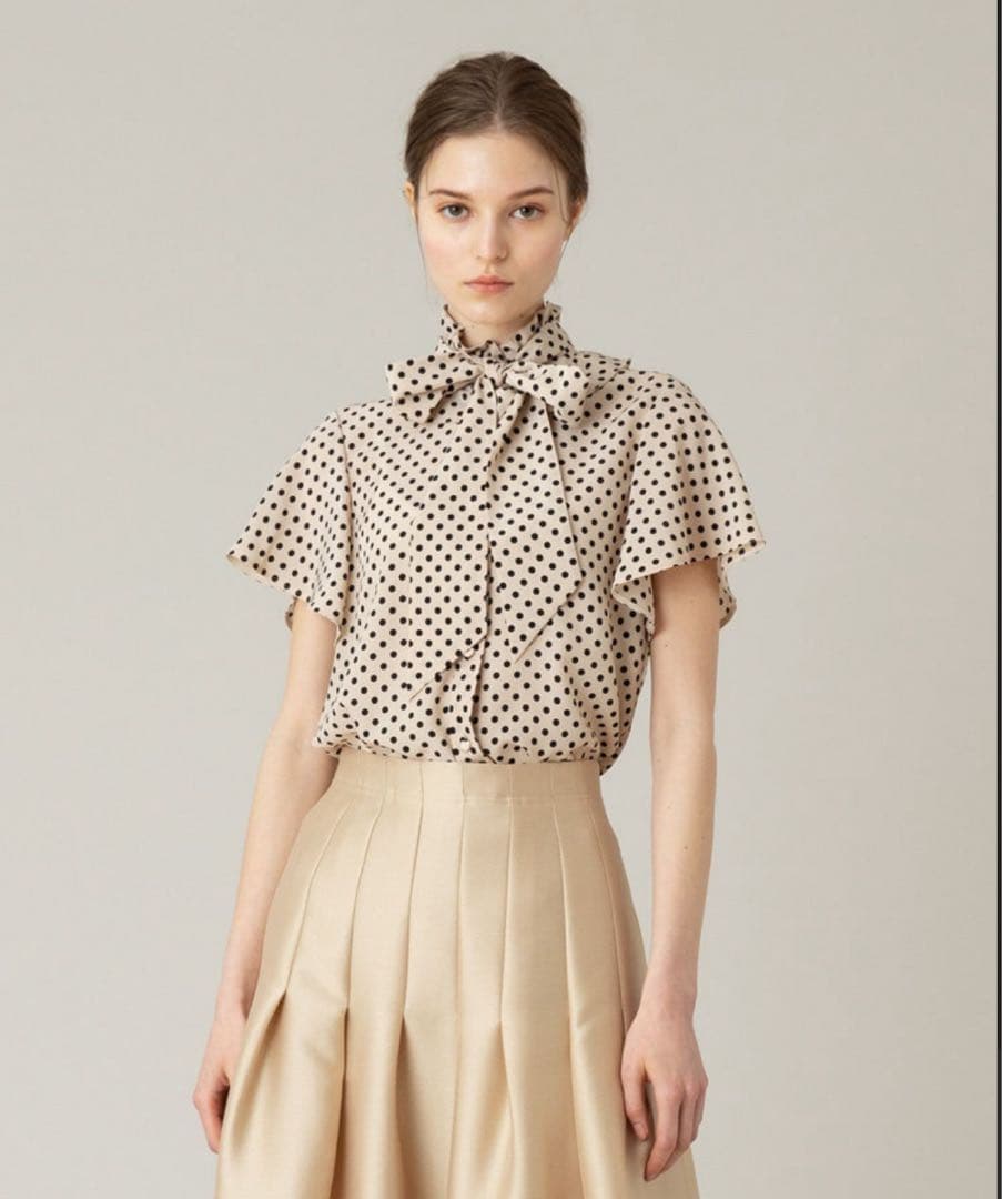 ルルウィルビー　デシンドットフレアスリーブブラウス　アルアバイル　ベージュ